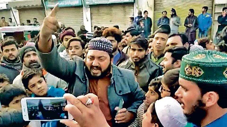 Pakistan Against Minorities: Blood Thirsty Mob of Islamist Radicals led by Mohammed Hassan's brother, the boy who is accused of forcing a Sikh girl to convert before marrying her waiting outside Gurudwara Nankana Sahib in Pakistan